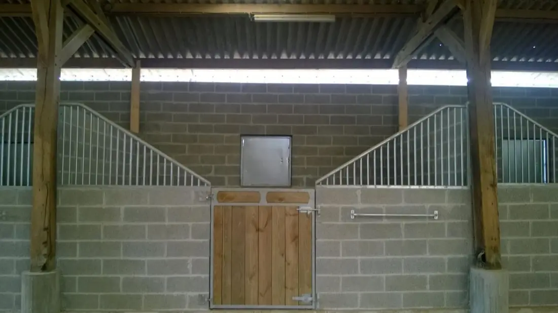 Box ouvert avec porte bois et grille acier